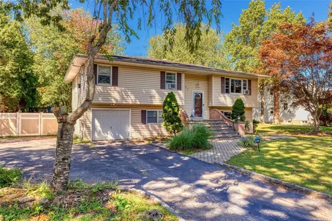 102 Belleview Ave, Center Moriches, NY 11934
