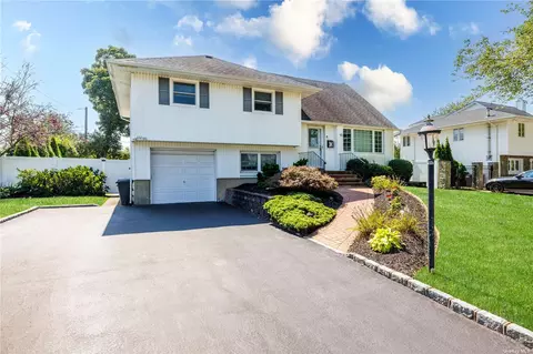 10 Elder Dr, Commack, NY 11725