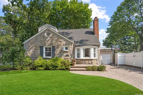 46 Elm Dr, New Hyde Park, NY 11040