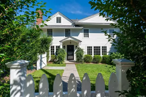 21 Locust Pl, Locust Valley, NY 11560