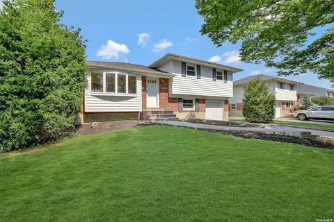 7 Cheryl Ln S, Farmingdale, NY 11735