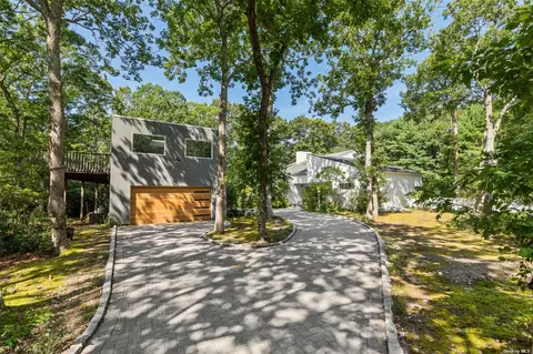 2 Skyes Neck Ct, East Quogue, NY 11942