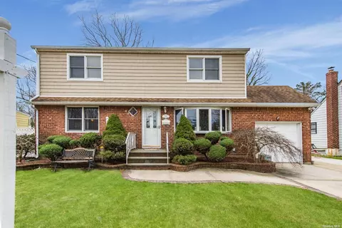 266 N Maple St, Massapequa, NY 11758