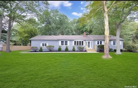 275 W Woodside Ave, Patchogue, NY 11772