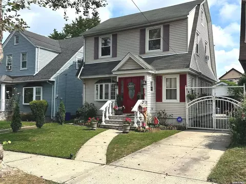 90-49 205th St, Hollis, NY 11423