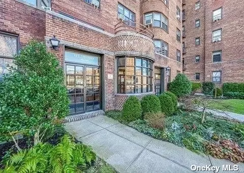 98-120 Queens Blvd #4G, Rego Park, NY 11374