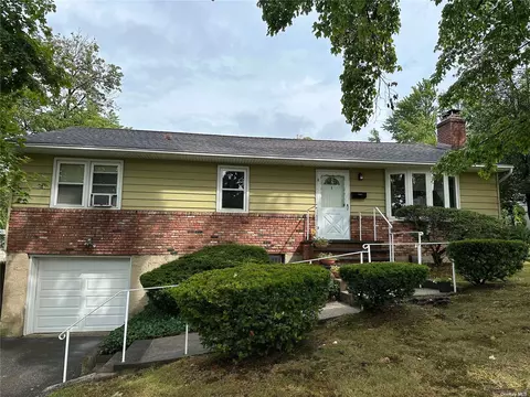 3 Compass Ct, Huntington, NY 11743
