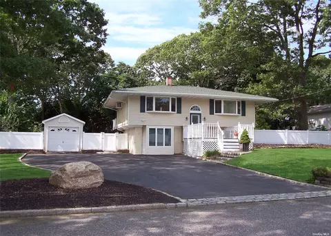 7 Bobcat Ln, Setauket, NY 11733