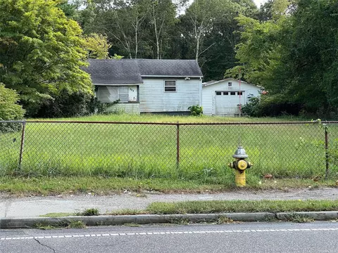 560 Granny Rd, Medford, NY 11763