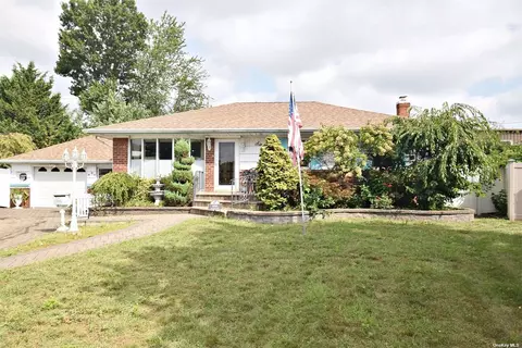 666 W Ivy Ct W, Bethpage, NY 11714