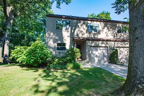 28 High Oak Ct #28, Huntington, NY 11743