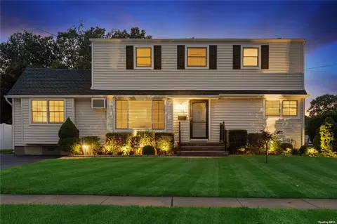 78 Westwood Rd N, Massapequa Park, NY 11762