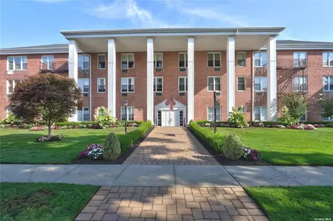 55 Lenox Rd #3R, Rockville Centre, NY 11570