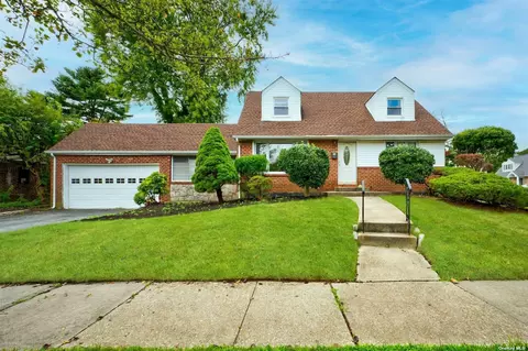 1 Martin Pl, Syosset, NY 11791