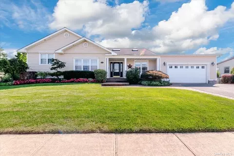 252 Harbor Ln, Massapequa Park, NY 11762