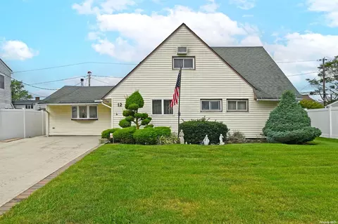 12 Wheelbarrow Ln, Wantagh, NY 11793