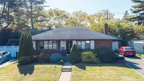 110 Longfellow Ave, Levittown, NY 11756