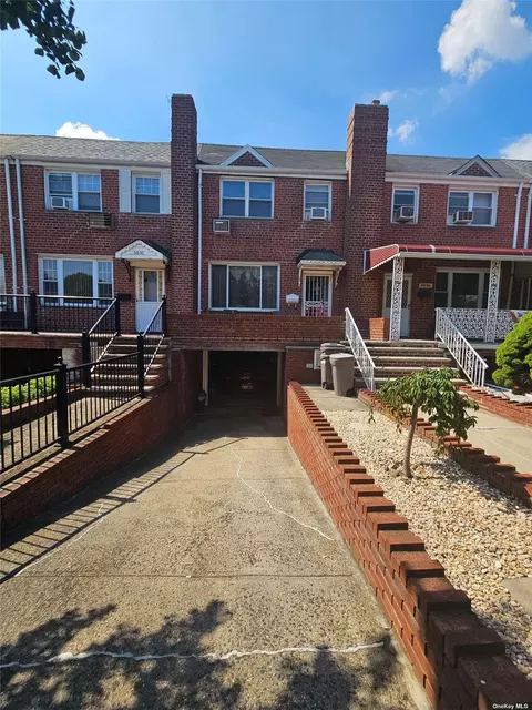 60-08 72nd St, Maspeth, NY 11378