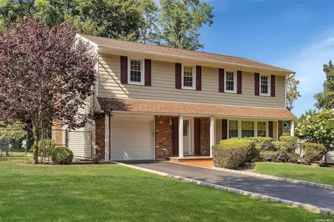 123 Boxwood Dr, Kings Park, NY 11754