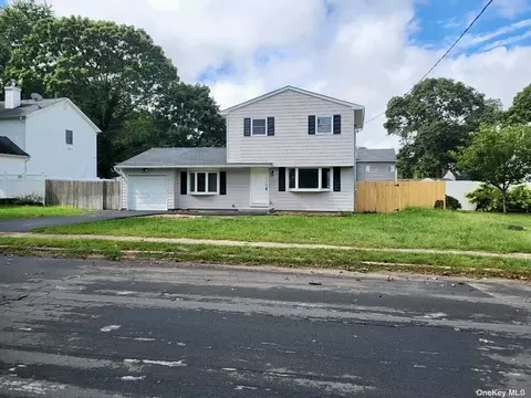 28 Janice Ln, Selden, NY 11784