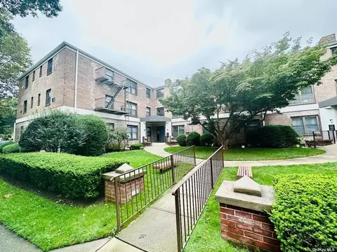 11 Terrace Cir #1D, Great Neck, NY 11021
