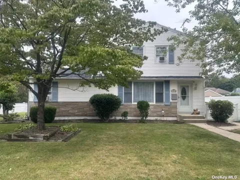 1093 Manor Ln, Bay Shore, NY 11706