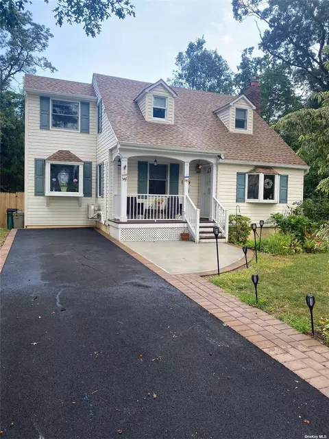 193 Bedford Ave, Merrick, NY 11566