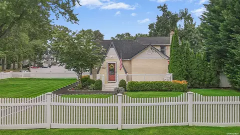 28 Helen Ave, Smithtown, NY 11787