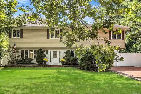 9 Wheatfield Ln, Commack, NY 11725
