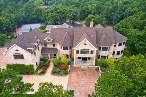 8 Old School House Rd, Manorville, NY 11949