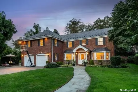 90 Woodcut Ln, Manhasset, NY 11030