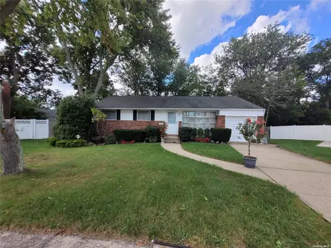 15 Maggio Ln #327, Old Bethpage, NY 11804