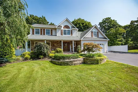 8 Aspen Cir, Saint James, NY 11780