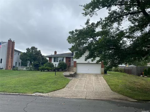 16 Dudley Ln, Kings Park, NY 11754