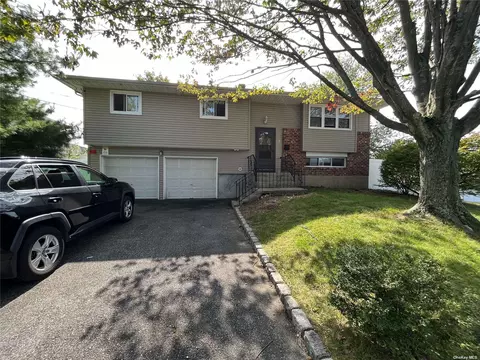 2 Oneida St, Deer Park, NY 11729