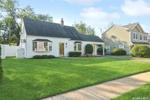 11 Poppy Ln, Levittown, NY 11756