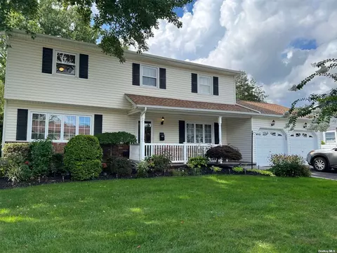 1 Coronet Ct, Wheatley Heights, NY 11798