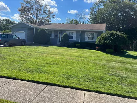 4 Fore Ct, Brentwood, NY 11717
