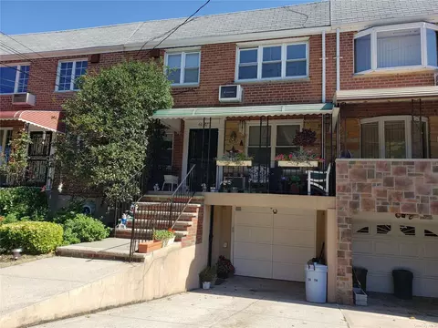 61-37 69th Pl, Middle Village, NY 11379