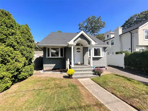 2587 Loftus Ave, Oceanside, NY 11572