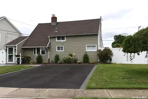 2 Timber Ln, Levittown, NY 11756