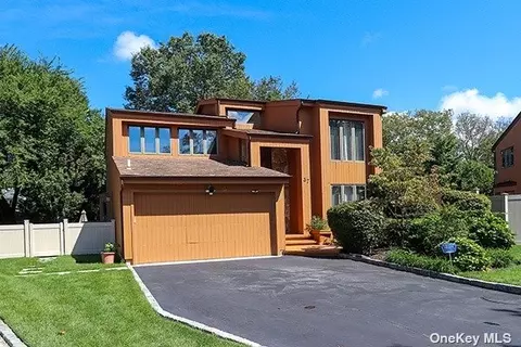 37 Locust St, Greenvale, NY 11548