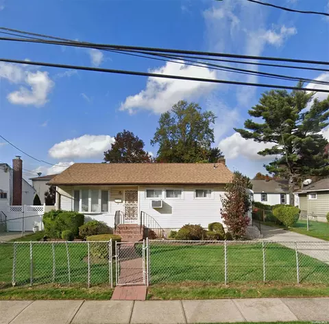 7 Division St, Westbury, NY 11590