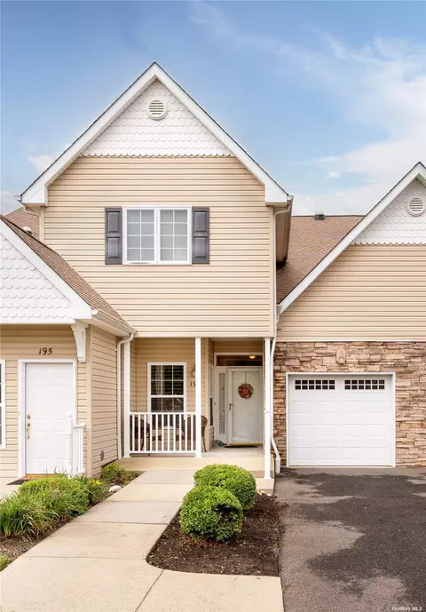 194 Pond Cir #194, Mount Sinai, NY 11766