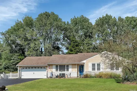 25 Hemlock Ln, Smithtown, NY 11787