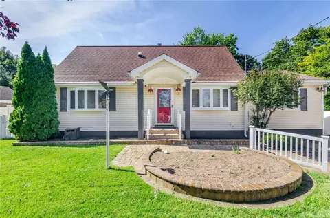 18 Reizen Ave, Centereach, NY 11720