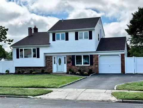 9 Sagebrush Ln, Kings Park, NY 11754