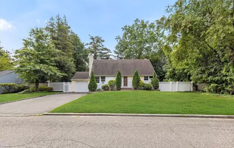 38 Willits Rd, Glen Cove, NY 11542