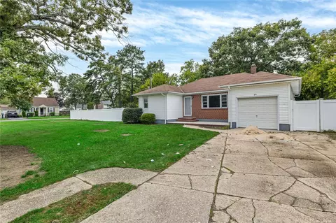 39 Montauk Dr, Bay Shore, NY 11706