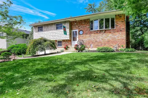 7 Cleveland St, Saint James, NY 11780
